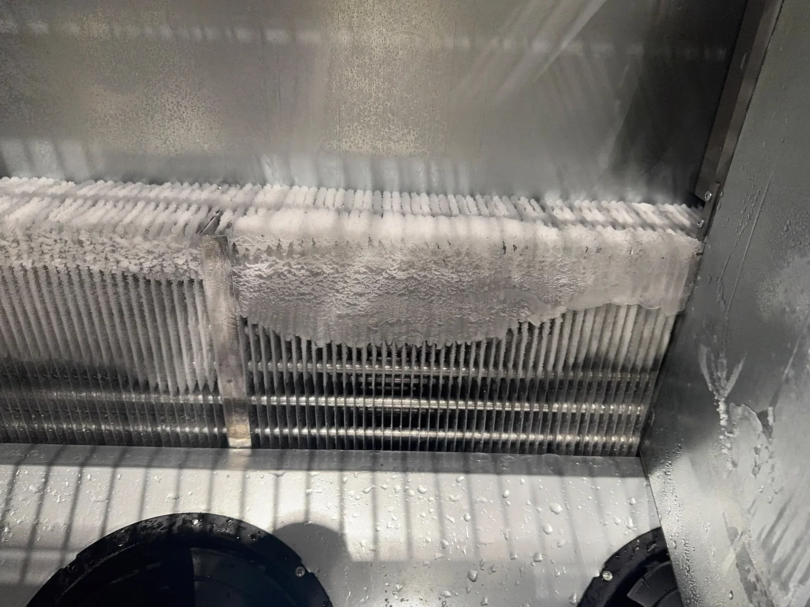 Superfici alettate dell’evaporatore ricoperte di ghiaccio prima dello sbrinamento.