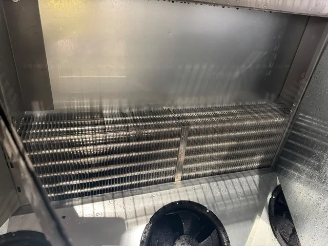 Superfici alettate dell’evaporatore dopo la rimozione del ghiaccio.