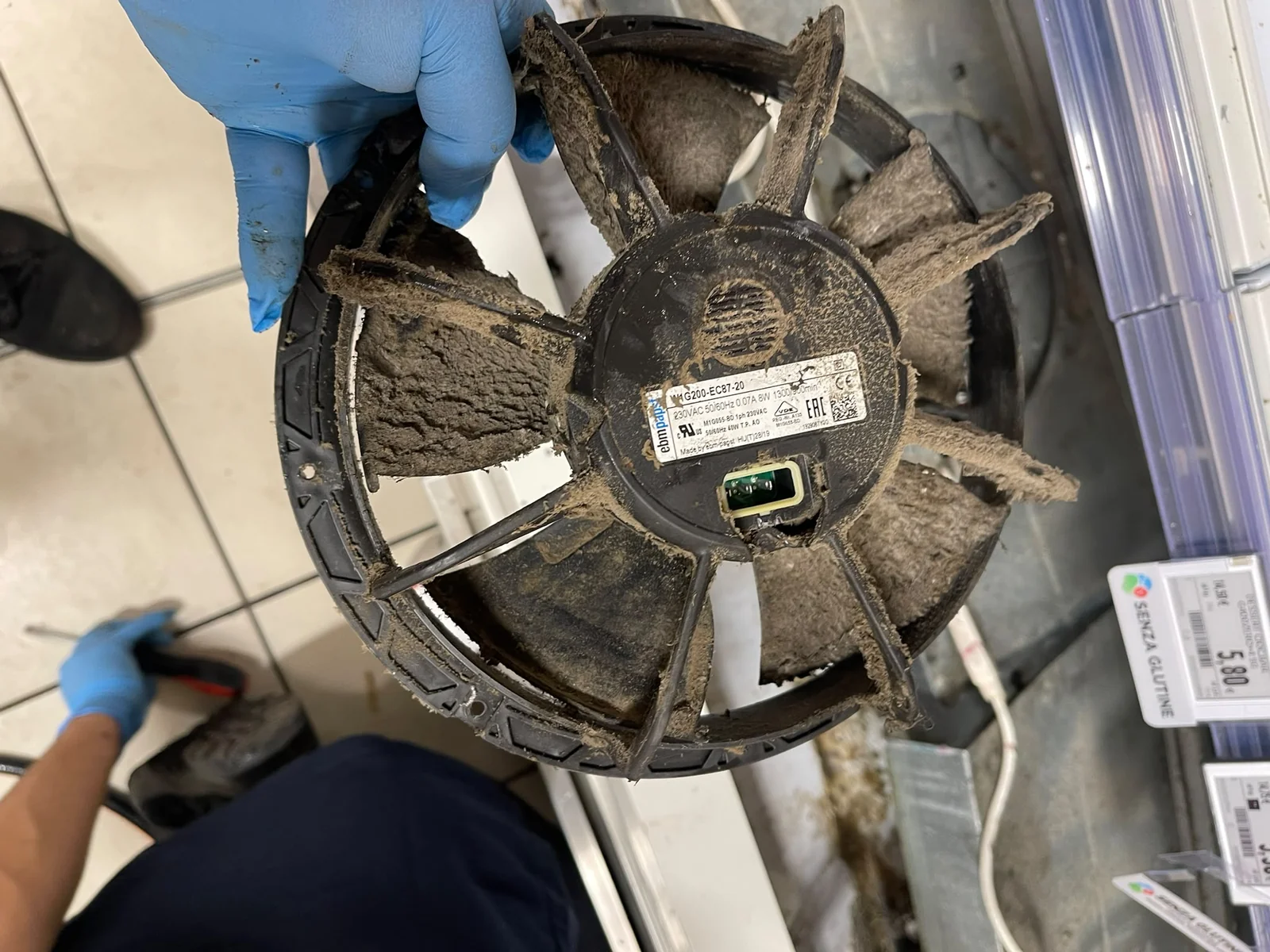Ventilatore smontato con depositi sulle pale prima della pulizia.